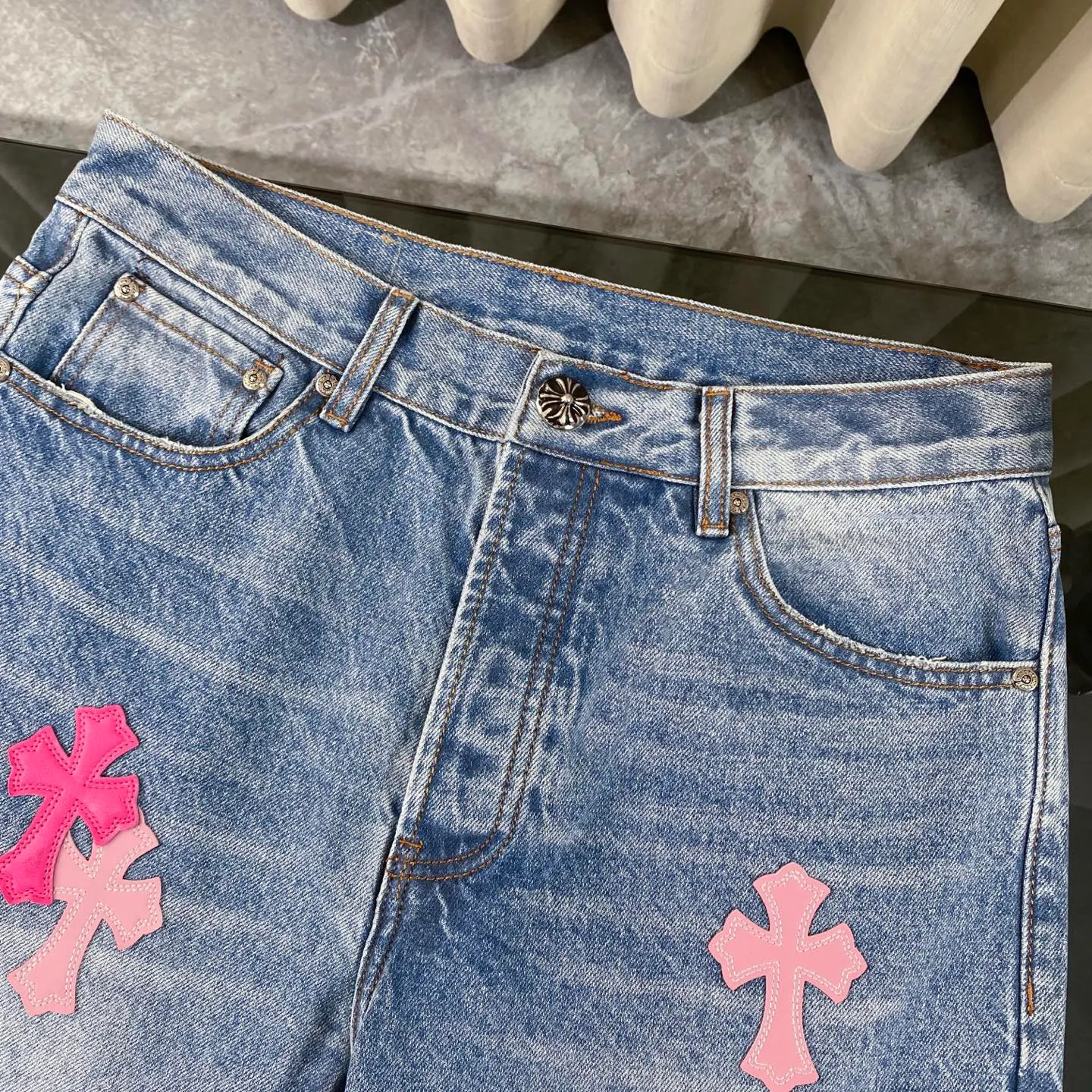 P220 chrome hearts pink cross patch leather jeans vi Top heavy industry fashionable design] Consistent high street luxury style creation. Speaking of this style, the Zangyin family and GU family are definitely the leading representative brands. Especially the Zangyin family has really achieved a state-of-the-art effect in creating high street style. The unique washed material is used to create this style. The color system is quite eye-catching. After it is decorated with patchwork cross flowers, it cleverly highlights the charm of the brand. Secondly, this style uses classic The classic high-waist cutting design highlights the long legs and fashionable temperament of the upper body. The brand is highly recognizable and the slim fit configuration is more suitable for daily wear. It is a product that interprets personality, fashion, and specifications at a glance. This single product is enough to make any fan excited. It can be a white T-shirt for youthful preppy style, or a tight suspender for lady style. It has strong matching ability and can be easily controlled by men.  [Materials and craftsmanship] Needless to say, this point goes without saying. As an excellent craftsman brand, Zangyin’s requirements for details and craftsmanship are really perfect. The washed color of this model has gone through so many processes, not to mention the embellishment of denim appliques. It is also purely hand-made and sewn. Just like what they believe in, only hand-made things have soul and have the meaning of wear. A top-notch heavy-duty fashionable denim item, I look forward to your perfect interpretation! !  Size:28-36